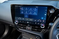 各種の先進運転支援システムは14インチタッチスクリーンでオン／オフや細かなセッティングが可能。