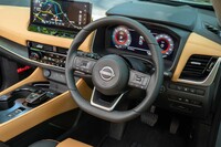 ステアリングホイールは下部がフラットになったDシェイプデザイン。手触りがナッパレザーシートと合わせてある。