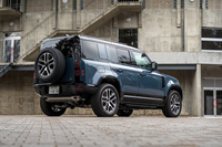 「ディフェンダー」にPHEVが設定されたのは2026年モデルが初めて。ボディーの全長が中間サイズの「110」でしか選べない。