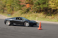 “ウルトラスーパーカー”こと「フェラーリ360モデナ」（6MT）ではサーキット走行にも挑戦。写真はエビスサーキットでの定常円旋回シーン。