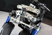 操舵機構はパラレログラムリンクを用いた「トリシティ」のものをベースに改良を加えたもの。コーナリング時には2つの車輪が同心円の軌道を描くことで、滑らかな旋回特性を実現している。