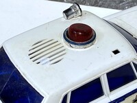 赤色灯の後ろには、サイレン用のスピーカー穴が見える。販売価格は5.35ユーロ（約730円）。