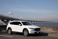 ボディーカラーは、写真の「スノーフレイクホワイトパールマイカ」を含む全7色がラインナップされている。