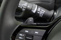 「e：HEV」車はシフトセレクターの「D／B」スイッチで回生ブレーキの強弱を切り替えられるほか、減速度を4段階で調整できるステアリングパドルも装備される。