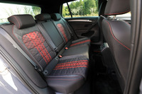 リアシートも、フロントシートと同様の表皮素材とデザインが採用されている。背もたれには60：40の分割可倒機構のほか、センター部分にスキーホールも備わる。ハイパフォーマンスモデルという位置付けではあるものの、他の「ゴルフ」と変わらない機能性が確保されている。