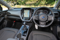 「XV」の面影を残すエクステリアに対し、インテリアは全面刷新。安全装備として、ドライバーの異常を検知して発報・自動停車する「ドライバー異常時対応システム」や、衝突時のサブマリン現象を防ぐ「助手席シートクッションエアバッグ」などが新たに採用された。