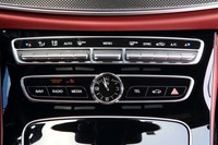 エアコンの操作パネルなどの中央にはアナログクロックがレイアウトされている。