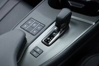 シフトセレクターは電気式となり、レバー周辺のデザインはすっきりしたものに改められた。