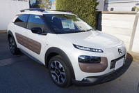 外部からの衝撃を吸収するボディーサイドの「エアバンプ」や個性的なフロントマスクが「C4カクタス」の特徴。