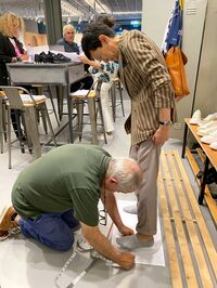 ファビオ氏による採寸実演。