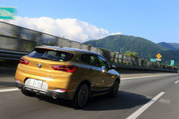 駆動方式は4WDの「xDrive」。タイヤの切れ角や回転速度などからオーバーステア／アンダーステアの兆候を察知して、前後のトルクを適切に配分する。