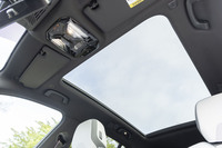 巨大なパノラマガラスルーフはHarman Kardonのオーディオ（205W／12スピーカー）などとセットで「セレクトパッケージ」としてオプション設定されている。
