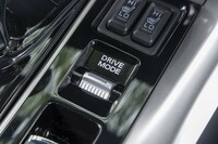 ドライブモードは「ノーマル」「スノー」「グラベル」に加えてPHEV専用の「ターマック」を設定。ドライのワインディングロードに特化されたセッティングのターマックは、ぜひ試乗して味わっていただきたい。