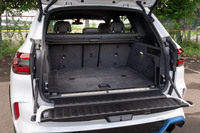 荷室の下に駆動用モーターやインバーターが搭載されているため、荷室の床面は「X5」より少し高くなっている。