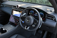 いまどきのデジタル風味が満載で先進的な「グレカーレ エッセンツァ」のインストゥルメントパネル。質感も高くオシャレである。しかしマセラティらしいかと聞かれれば、古くからのファンとしてはどこか物足りなくもある。