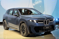 BMWブースの目玉といえば、新型「iX3」。コンセプトカー「ノイエクラッセX」からフロントとリアだけ拝借したような意匠は、清水氏は高評価。渕野氏とwebCGほったは「……」という感じだった。