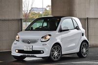 スマートの「BRABUSエクスクルーシブ リミテッド」は「フォーツー」「カブリオ」「フォーフォー」の3モデル展開で、2017年3月末までの期間限定販売。写真は2人乗りの「スマートBRABUSフォーツー エクスクルーシブ リミテッド」。