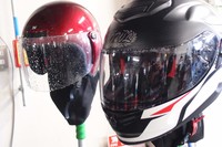 「レインバースト」を塗付したシールド（写真右）と、未使用のもの（左）。その差は歴然。