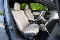 ホワイトレザーにダイヤモンドステッチをあしらったシートはラグジュアリーな雰囲気。BMWらしく表皮の張りは強め。