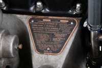 レストアモデルのエンジンルーム内に貼られたパネル。「ギアボックス：カストロール“F” or モービルオイル“A”」など推奨する潤滑油の種類が記されている。