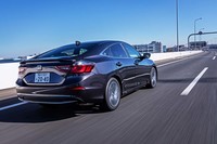 新型「インサイト」ではベーシックな「LX」と17インチホイールや前席パワーシートなどを備えた「EX」、さらにEXの外装をブラックパーツで飾った試乗車と同じ「EX・ブラックスタイル」の3グレードが用意される。