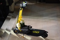 「ボルト・チャリオット」には小物入れやカップホルダーも備わる。なお公道での使用には、ヘルメットの着用と原付免許が必要。車体にはナンバープレートやミラー、ウインカーが装着されることになる。