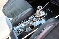 センターコンソールに寄ってみる。走りに関するスイッチ類のほとんどが集約されているのに「ECO」スイッチははるか上方のハザードの隣。スペースはたくさんあるのだが……。