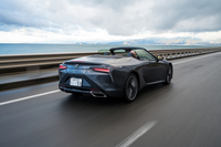 ルーフの開閉に要する時間はそれぞれ15秒ほど。折りたたまれたソフトトップはトノカバーの下に格納され、外から見えなくなる仕掛け。