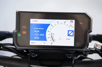 「125デューク」と「390デューク」には、小排気量モデルでは珍しいTFTカラー液晶のメーターパネルが与えられる。ディスプレイのサイズは、5.2インチ。