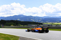 チームメイト同士で明と暗が分かれがちな今季のマクラーレン。シュタイアーマルクGP予選でもランド・ノリス（写真）が今季全戦Q3進出で4位、バルテリ・ボッタスの降格で3番グリッドと好位置を得た一方、移籍1年目のダニエル・リカルドは過去6戦で4度目のQ2止まり、13位と後方に沈んだ。レースでは序盤ノリスが5位まで後退するも、その後も好調フェラーリの前に居座り続け5位フィニッシュ。これで昨季から続く連続入賞は13にまで伸びた。リカルドはポイント圏外の13位。（Photo=McLaren）