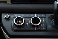 センタークラスターに配された、空調と走行モードのコントローラー。オフロード向けの走行モード切り替え機構「テレインレスポンス」に加え、オプションで地形に応じて最適な車両設定を自動選択する「テレインレスポンス2」、パワートレイン、ステアリング、ディファレンシャル、トラクションコントロールの設定を個別に調整できる「コンフィギュラブルテレインレスポンス」も用意される。