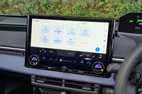 今回のマイナーチェンジでは、温度調整を除く空調のコントロールなど、さまざまな操作機能がセンターディスプレイに統合された。