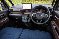 「セオリー」のインテリアカラーは深みのあるブラウンとネイビーの組み合わせ。「G」「Gターボ」には本革巻きのステアリングホイールが装備される。