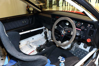 ものものしいロールケージが張り巡らされたインテリア。軽量化のため、内装は剥取られている。