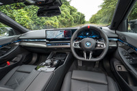 最新のBMWではおなじみのカーブドディスプレイを中心としたダッシュボード。左右のドアパネルにまでつながるクリスタルのインタラクションバーには各種タッチスイッチが仕込まれている。