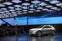 2013年上海モーターショーで、「メルセデス・ベンツ・コンセプトGLA」をプレゼンテーションするディーター・ツェッチェCEO（当時）。