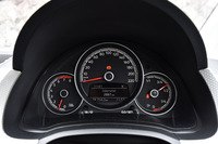 奇をてらわないデザインのメーターパネルは、視認性の高さが特筆もの。スピードメーターは220km/h（！）まで刻まれている。