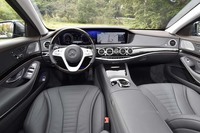 試乗車のインテリアカラーは「マグマグレー／エスプレッソブラウン」。インパネを横断するウッドのトリムが美しい。