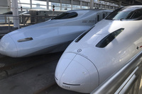 肥薩おれんじ鉄道の終点となる川内（せんだい）から再び新幹線に乗り、鹿児島中央に到着。写真は手前が「800系」、奥が「N700系」だ。