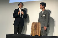 小山薫堂さん（左）から「注目の匠」に選ばれた高知県代表の木工家具職人、岡部創太さん（右）。「手を加えずに、素材の力だけで作ろうと悩んだが、そこを理解してもらえてうれしい」と語った。