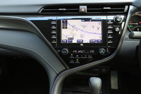 タッチパネル式のクルマが増える中で、アナログスイッチを中心に配置した「カムリWS」のコックピット。直感的な操作がしやすい。