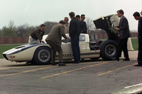 1965年のルマンへ向けた車両開発の様子。ルマンでは、前年のものよりはるかにパワフルな7リッターV8エンジンが搭載された。