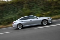 ボディーの全長は4975mmにも達する。サイズ的には「BMW 5シリーズ」「メルセデス・ベンツEクラス」「アウディA6」がライバルとなる。