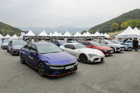ヒョンデとトヨタの参加車両が隣り合って並ぶ。このイベントを象徴するワンシーンだ。