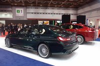 現行G20型「BMW 3シリーズ」をベースにした新型「B3」（手前）。