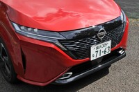 フロントまわりは「ノート オーラ」専用デザイン。幅広くなったグリルやより切れ長になったヘッドランプなど、よく見ると「ノート」とは結構違う。