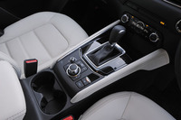 ATセレクターの位置が60mm高められており、操作性が改善されている。