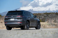 2021年12月に日本に導入された5代目「ジープ・グランドチェロキー」。当初の設定はロングボディーの純エンジン車のみで、PHEVの「4xe」は2022年10月に追加設定された。