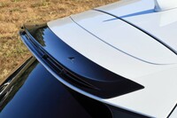 フロントアンダースポイラーの装着によって増大した、車体前側のダウンフォースとバランスをとるため、テールゲートスポイラーにはガーニーフラップを追加。リアの接地性を向上させた。