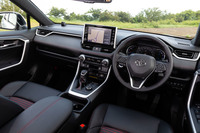 インテリアでは、ルーフライニングやピラー、オープントレーまで黒で統一されたカラーリングや、各所に施された赤いステッチがポイント。